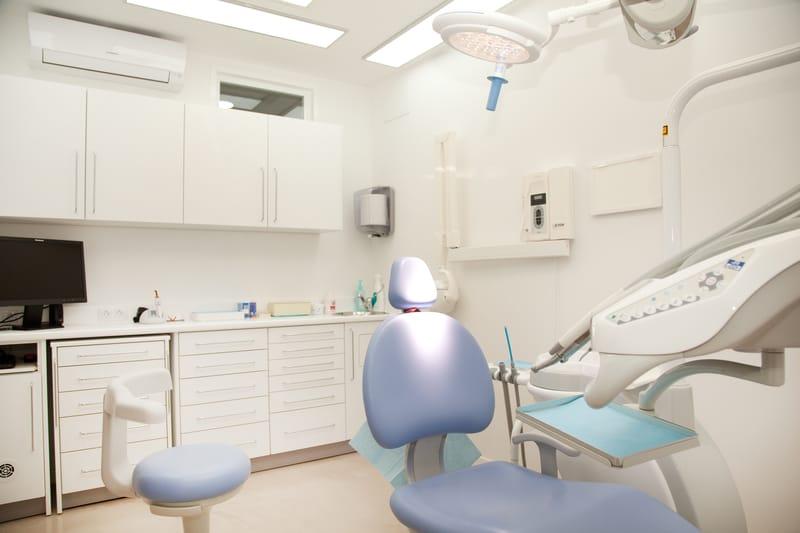 Gabinete de la Clínica Dental Dra. Guadalupe Caro Callejo en Bellavista, Aljaraque, con sillón dental y equipamiento