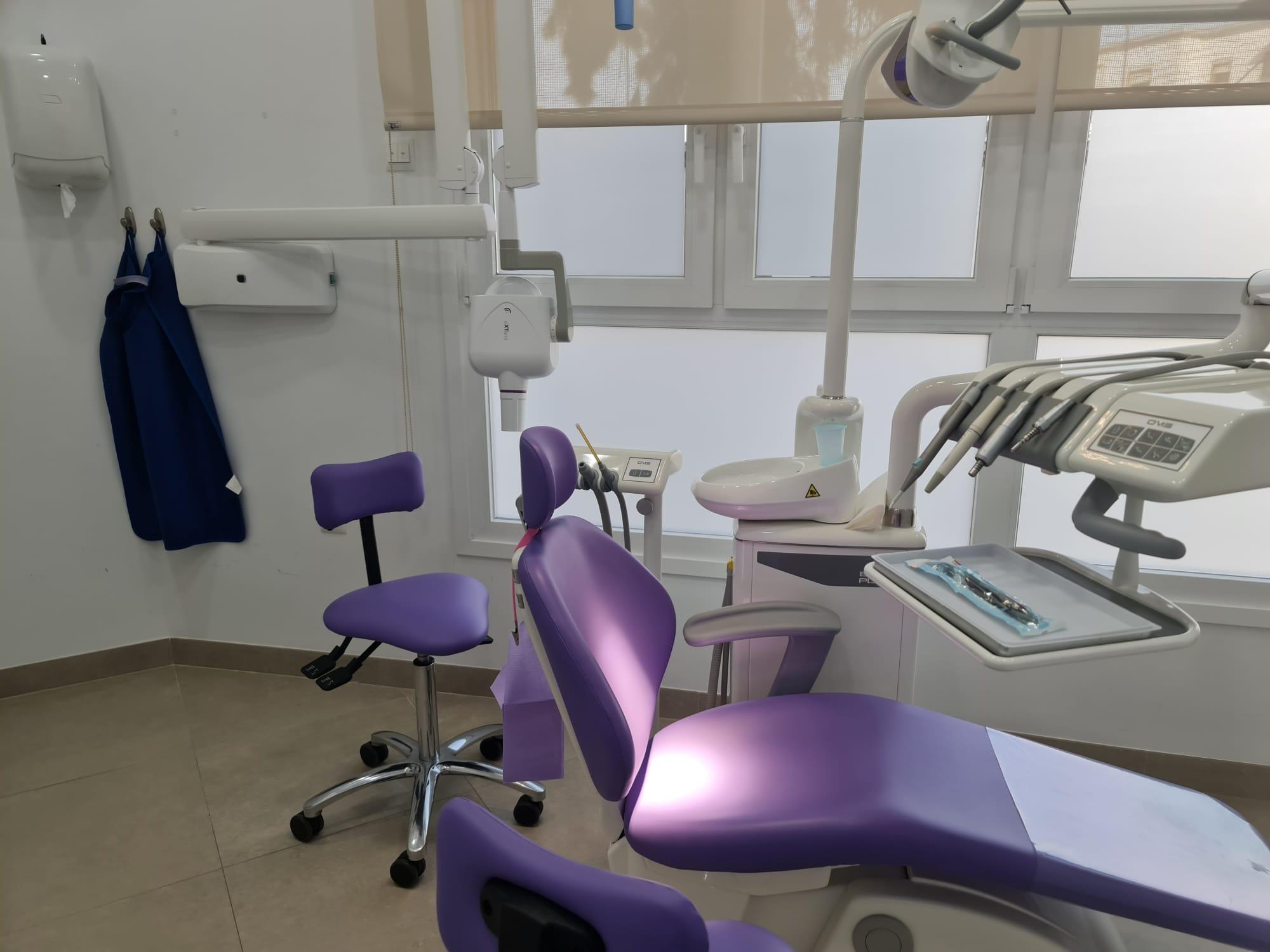 Gabinete de la Clínica Dental Dra. Guadalupe Caro Callejo en Huelva, con sillón dental y equipamiento