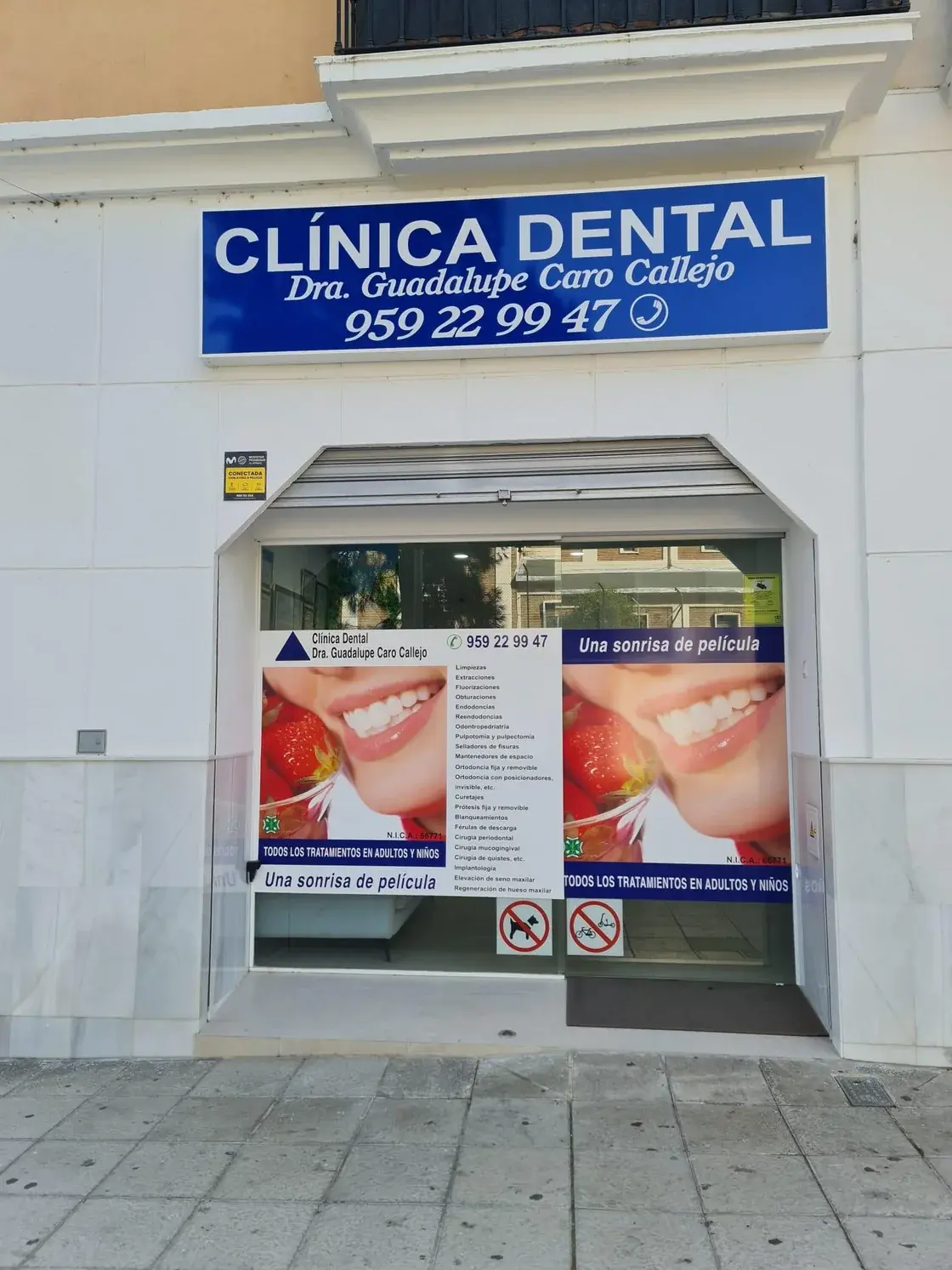 Fachada de la clínica de Huelva, en Plaza Hermanos Capuchinos, 2