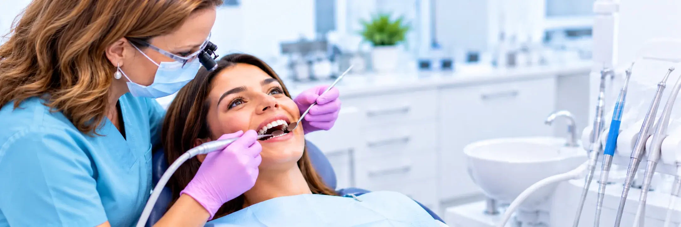 Higienista realizando una limpieza dental profesional con ultrasonidos en la consulta de Bellavista, Aljaraque